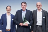 Preisträger Edmund Löbbers (Mitte) mit Martin Heierle, Geschäftsführer Sonova Deutschland GmbH (links) und Marco Faltus, Leiter Audiologie Phonak Deutschland (rechts)